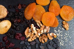Il tema è un dessert dolce fatto dai prodotti naturali senza zucchero Macro fine sull'insieme della frutta secca del dessert del fotografia stock Il tema è un dessert dolce fatto dai prodotti naturali senza zucchero Macro fine sull'insieme della frutta secca del dessert del fotografia stock