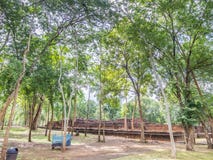 Il tempio religioso antico rotto nel parco storico fotografia stock libera da diritti Il tempio religioso antico rotto nel parco storico fotografia stock libera da diritti