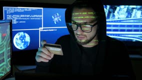 Il terrorismo del computer, ruba le finanze attraverso Internet, il sistema bancario fendentesi del pirata informatico criminale, video d archivio Il terrorismo del computer, ruba le finanze attraverso Internet, il sistema bancario fendentesi del pirata informatico criminale, video d archivio