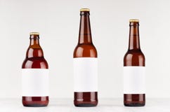 Il tipo differente della raccolta di bottiglie di birra di Brown con l'etichetta bianca in bianco sul bordo di legno bianco, deri Fotografia Stock Il tipo differente della raccolta di bottiglie di birra di Brown con l'etichetta bianca in bianco sul bordo di legno bianco, deri Fotografia Stock