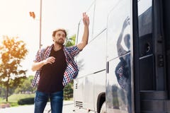 Il tipo funziona dopo il bus che va Ha mancato il bus e le prove per prendere con lui immagini stock libere da diritti Il tipo funziona dopo il bus che va Ha mancato il bus e le prove per prendere con lui immagini stock libere da diritti