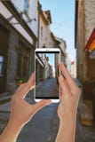 Il turista fa una foto di vecchia via a Tallinn, Estonia immagini stock Il turista fa una foto di vecchia via a Tallinn, Estonia immagini stock