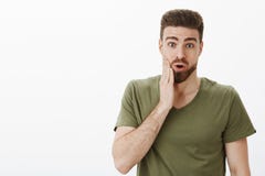 Il uxpect non ha ricevuto il bacio Ritratto bello del ragazzo affascinante sgomento e stupito sorpreso che tocca guancia As fotografia stock libera da diritti Il uxpect non ha ricevuto il bacio Ritratto bello del ragazzo affascinante sgomento e stupito sorpreso che tocca guancia As fotografia stock libera da diritti