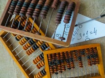 Il vecchio abaco, per mezzo di cui ha prodotto tutti i calcoli matematici verso la met? del secolo scorso fotografia stock libera da diritti Il vecchio abaco, per mezzo di cui ha prodotto tutti i calcoli matematici verso la met? del secolo scorso fotografia stock libera da diritti