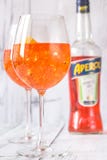 Il vetro del aperol spritz il cocktail immagini stock libere da diritti Il vetro del aperol spritz il cocktail immagini stock libere da diritti