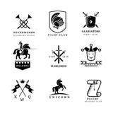 Il vettore d'annata della spada badges ed etichette o insieme di logo illustrazione vettoriale Il vettore d'annata della spada badges ed etichette o insieme di logo illustrazione vettoriale