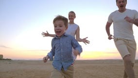 Il veut s'échapper des parents banque de vidéos Il veut s'échapper des parents banque de vidéos