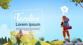Il viaggiatore con zaino e sacco a pelo dell'uomo gode del concetto di vacanza di Autumn Forest Traveler Hiking On Adventure di v illustrazione di stock Il viaggiatore con zaino e sacco a pelo dell'uomo gode del concetto di vacanza di Autumn Forest Traveler Hiking On Adventure di v illustrazione di stock