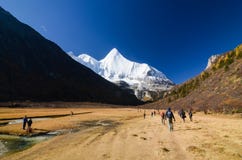 Il viaggiatore gode del trekking al bello lanscape nella foresta di autunno ed alla montagna della neve alla riserva naturale di fotografie stock Il viaggiatore gode del trekking al bello lanscape nella foresta di autunno ed alla montagna della neve alla riserva naturale di fotografie stock