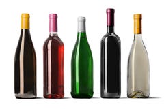 Il vino imbottiglia la fila isolato su fondo bianco fotografie stock Il vino imbottiglia la fila isolato su fondo bianco fotografie stock