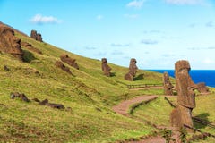 Ilha de Páscoa Moai em Rano Raraku imagem de stock Ilha de Páscoa Moai em Rano Raraku imagem de stock