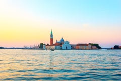 Ilha de San Giorgio Maggiore no nascer do sol, vista do cais próximo fotos de stock Ilha de San Giorgio Maggiore no nascer do sol, vista do cais próximo fotos de stock