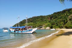 Ilha Grande: Zeilboot bij kustlijn dichtbij Praia-Sprongen Mendes, Rio de Janeiro-staat, Brazilië royalty-vrije stock fotografie Ilha Grande: Zeilboot bij kustlijn dichtbij Praia-Sprongen Mendes, Rio de Janeiro-staat, Brazilië royalty-vrije stock fotografie