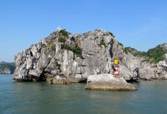 Ilhas cênicos no mar com farol fotografia de stock Ilhas cênicos no mar com farol fotografia de stock