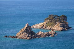 Ilhas Katic e Sveta Nedjelja na baía de Petrovac imagem de stock Ilhas Katic e Sveta Nedjelja na baía de Petrovac imagem de stock