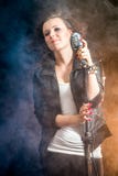 Illuminazione della fase e della nebbia e un giovane cantante Immagine Stock Libera da Diritti Illuminazione della fase e della nebbia e un giovane cantante Immagine Stock Libera da Diritti