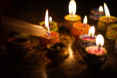 Illuminazione di terra della lampada di diya con le candele in occasione del pujo di sandhi e di diwali fotografia stock Illuminazione di terra della lampada di diya con le candele in occasione del pujo di sandhi e di diwali fotografia stock