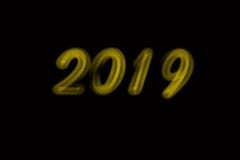 Illustration : Lettrage d'or de peinture de course tirée par la main de brosse de 2019 An neuf heureux texte foncé de fond de 201 illustration libre de droits Illustration : Lettrage d'or de peinture de course tirée par la main de brosse de 2019 An neuf heureux texte foncé de fond de 201 illustration libre de droits