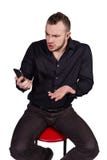 Ilsken man som ser hans mobiltelefon med ett rasande uttryck arkivfoton Ilsken man som ser hans mobiltelefon med ett rasande uttryck arkivfoton