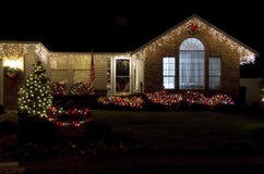Iluminación casera hermosa de las luces de la Navidad de la casa fotos de archivo libres de regalías Iluminación casera hermosa de las luces de la Navidad de la casa fotos de archivo libres de regalías