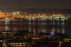 Iluminate das luzes alaranjadas o porto de Seattle e de Elliott Bay na noite imagem de stock Iluminate das luzes alaranjadas o porto de Seattle e de Elliott Bay na noite imagem de stock