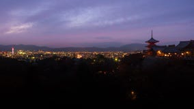 Iluminação da torre de kyoto e do pico do templo na noite em fotografia de stock Iluminação da torre de kyoto e do pico do templo na noite em fotografia de stock
