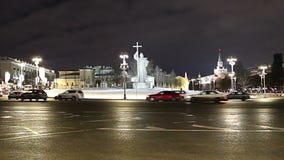 Iluminação e monumento dos feriados do ano novo do Natal ao príncipe santamente Vladimir o grande no quadrado de Borovitskaya em filme Iluminação e monumento dos feriados do ano novo do Natal ao príncipe santamente Vladimir o grande no quadrado de Borovitskaya em filme