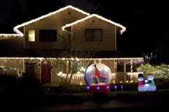 Iluminação home bonita das luzes de Natal da casa fotografia de stock Iluminação home bonita das luzes de Natal da casa fotografia de stock
