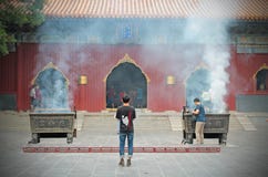 Ilumine sua vara do incenso em Lama Temple fotografia de stock royalty free Ilumine sua vara do incenso em Lama Temple fotografia de stock royalty free
