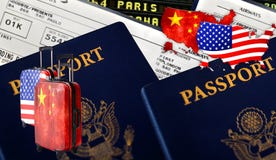 Ilustração com os dois passaportes estrangeiros, duas malas de viagem; com o chinês China e com bandeiras americanas, bilhetes e imagens de stock royalty free Ilustração com os dois passaportes estrangeiros, duas malas de viagem; com o chinês China e com bandeiras americanas, bilhetes e imagens de stock royalty free