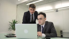 Im Büro berichtet Untergebener seine Aufsichtskraft auf Monitor stock video footage Im Büro berichtet Untergebener seine Aufsichtskraft auf Monitor stock video footage