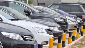 Im FreienParkplatz Lizenzfreie Stockfotos Im FreienParkplatz Lizenzfreie Stockfotos