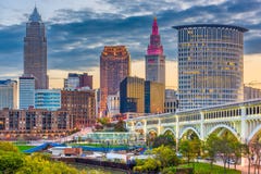 Im Stadtzentrum gelegene Stadtskyline Clevelands, Ohio, USA auf dem Cuyahoga-Fluss lizenzfreie stockfotografie Im Stadtzentrum gelegene Stadtskyline Clevelands, Ohio, USA auf dem Cuyahoga-Fluss lizenzfreie stockfotografie
