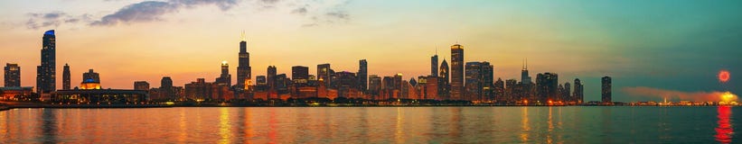 Im Stadtzentrum gelegenes Chicago, IL bei Sonnenuntergang lizenzfreies stockfoto Im Stadtzentrum gelegenes Chicago, IL bei Sonnenuntergang lizenzfreies stockfoto