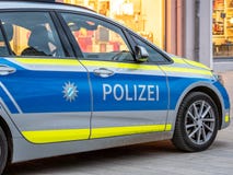 Imaga van een Duitse politiewagen van de staat van Beieren met brievenpolizei op de deur stock fotografie Imaga van een Duitse politiewagen van de staat van Beieren met brievenpolizei op de deur stock fotografie
