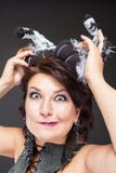 Image charismatique de femme pour Halloween avec des potirons Image libre de droits Image charismatique de femme pour Halloween avec des potirons Image libre de droits