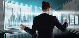 Image composée de vue arrière de la femme d'affaires à l'aide de l'écran numérique imaginatif images stock Image composée de vue arrière de la femme d'affaires à l'aide de l'écran numérique imaginatif images stock