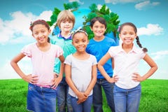 Image composée des élèves mignons souriant à l'appareil-photo dans la salle de classe Photographie stock Image composée des élèves mignons souriant à l'appareil-photo dans la salle de classe Photographie stock