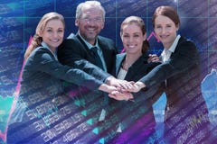 Image composée du portrait des gens d'affaires heureux de mains de se blottir sur le fond blanc photographie stock libre de droits Image composée du portrait des gens d'affaires heureux de mains de se blottir sur le fond blanc photographie stock libre de droits