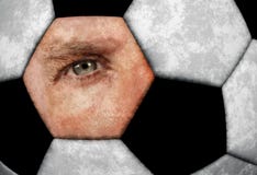 Image conceptuelle de composé d'oeil bleu de l'homme avec du ballon de football classique en cuir de texture dans la fan et le fo photographie stock libre de droits Image conceptuelle de composé d'oeil bleu de l'homme avec du ballon de football classique en cuir de texture dans la fan et le fo photographie stock libre de droits