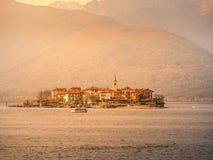 Image d'île de borromeo sur le maggiorte de lac pendant le coucher du soleil photo stock Image d'île de borromeo sur le maggiorte de lac pendant le coucher du soleil photo stock