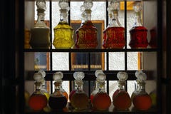 Image de belles bouteilles de parfum cristal sur les étagères d'un négociant photographie stock Image de belles bouteilles de parfum cristal sur les étagères d'un négociant photographie stock