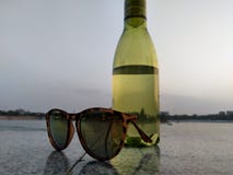 Image de bouteille d'eau et de sunglass photographie stock Image de bouteille d'eau et de sunglass photographie stock