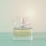 Image de bouteille de parfum élégante photo légère arrière image filtrée par vintage photo libre de droits Image de bouteille de parfum élégante photo légère arrière image filtrée par vintage photo libre de droits