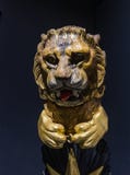 Image de cru de la tête d'un lion sur l'arc d'un bateau à Istanbul, Turquie photographie stock libre de droits Image de cru de la tête d'un lion sur l'arc d'un bateau à Istanbul, Turquie photographie stock libre de droits