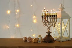 Image de fond juif de Hanoucca de vacances avec le dessus, le menorah et le x28 traditionnels de spinnig ; candelabra& traditionn photographie stock libre de droits Image de fond juif de Hanoucca de vacances avec le dessus, le menorah et le x28 traditionnels de spinnig ; candelabra& traditionn photographie stock libre de droits