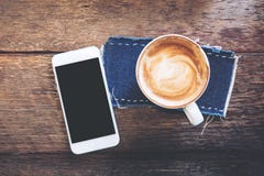 Image de maquette du téléphone portable blanc avec l'écran noir vide et le café chaud de latte photo stock Image de maquette du téléphone portable blanc avec l'écran noir vide et le café chaud de latte photo stock