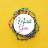 Image de vue supérieure des perles colorées avec le MARDI GRAS des textes Configuration plate images stock Image de vue supérieure des perles colorées avec le MARDI GRAS des textes Configuration plate images stock