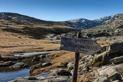 Image et indication de paysage d'hiver pour le lac de glacier pendant un jour ensoleillé dans Gredos, Espagne images stock Image et indication de paysage d'hiver pour le lac de glacier pendant un jour ensoleillé dans Gredos, Espagne images stock