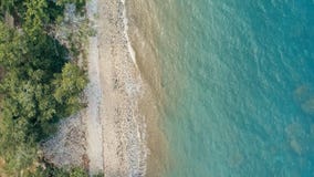 Image géométrique minimale de bourdon aérien de stupéfaction d'un rivage tropical à distance d'océan de mer avec la jungle luxuri images libres de droits Image géométrique minimale de bourdon aérien de stupéfaction d'un rivage tropical à distance d'océan de mer avec la jungle luxuri images libres de droits